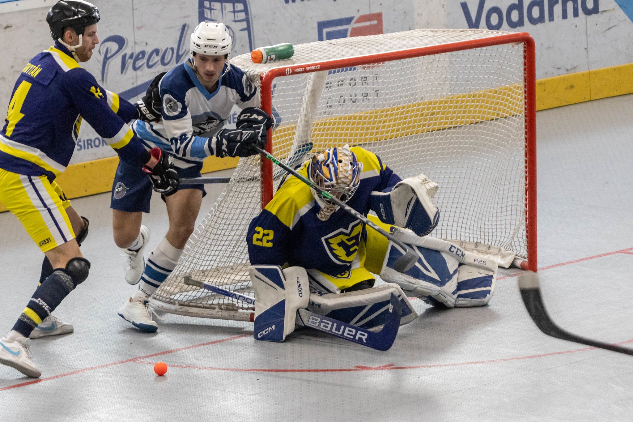 Meouni nejprve pivtaj obhjce titulu z Hostivae, v pondl je ek esk pohr